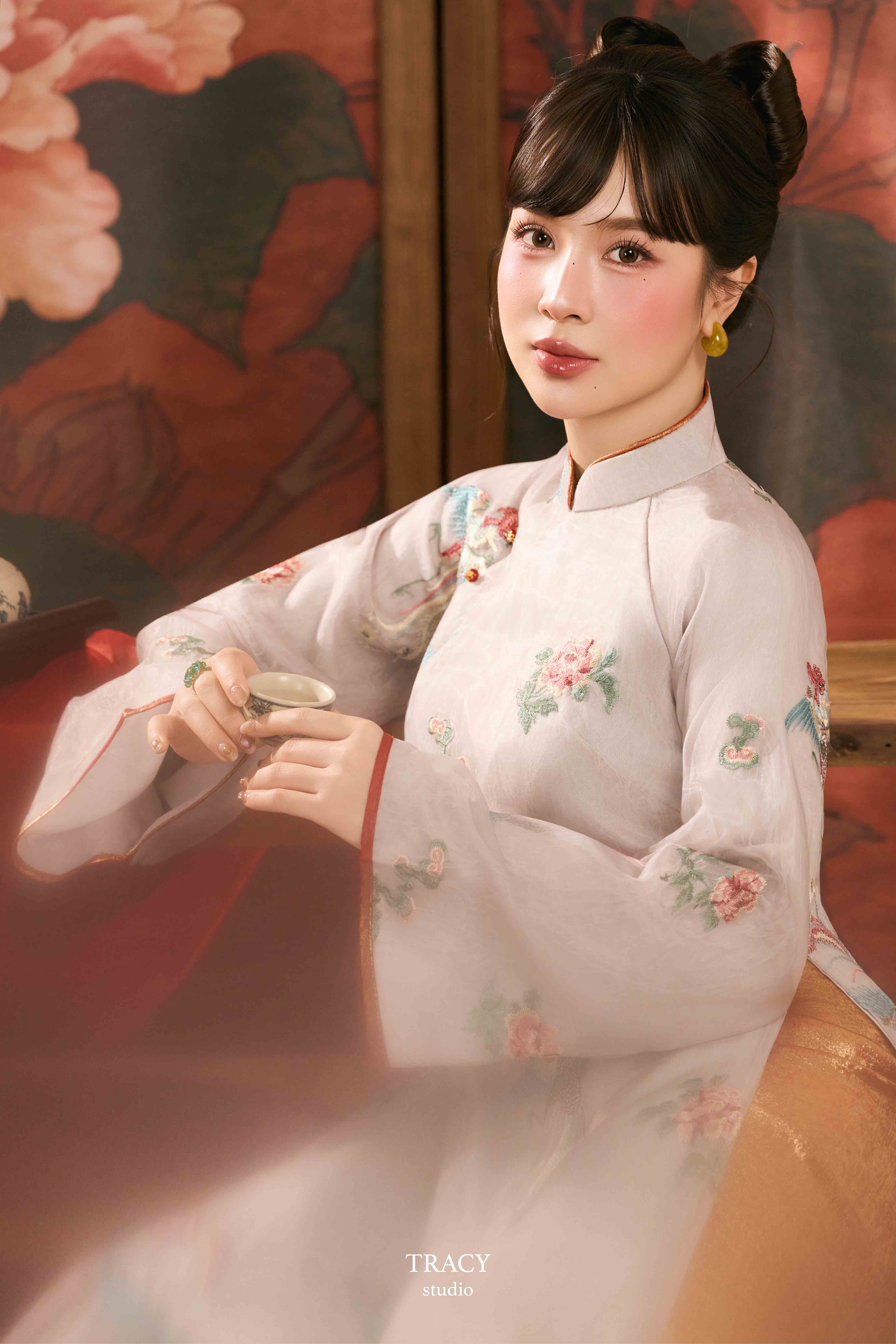 frontend/img/gallery/anh-tet-yem-ao-dai/tracy-studio-chup-concept-ao-dai-trinh-pham (5).jpg